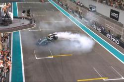 开云下载-关于梅赛德斯完胜雷诺车队，汉密尔顿统治全场的信息