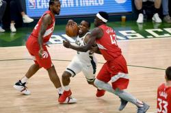 开云体育直播-关于雄鹿主场大胜猛龙，范乔丹砍下三双的信息