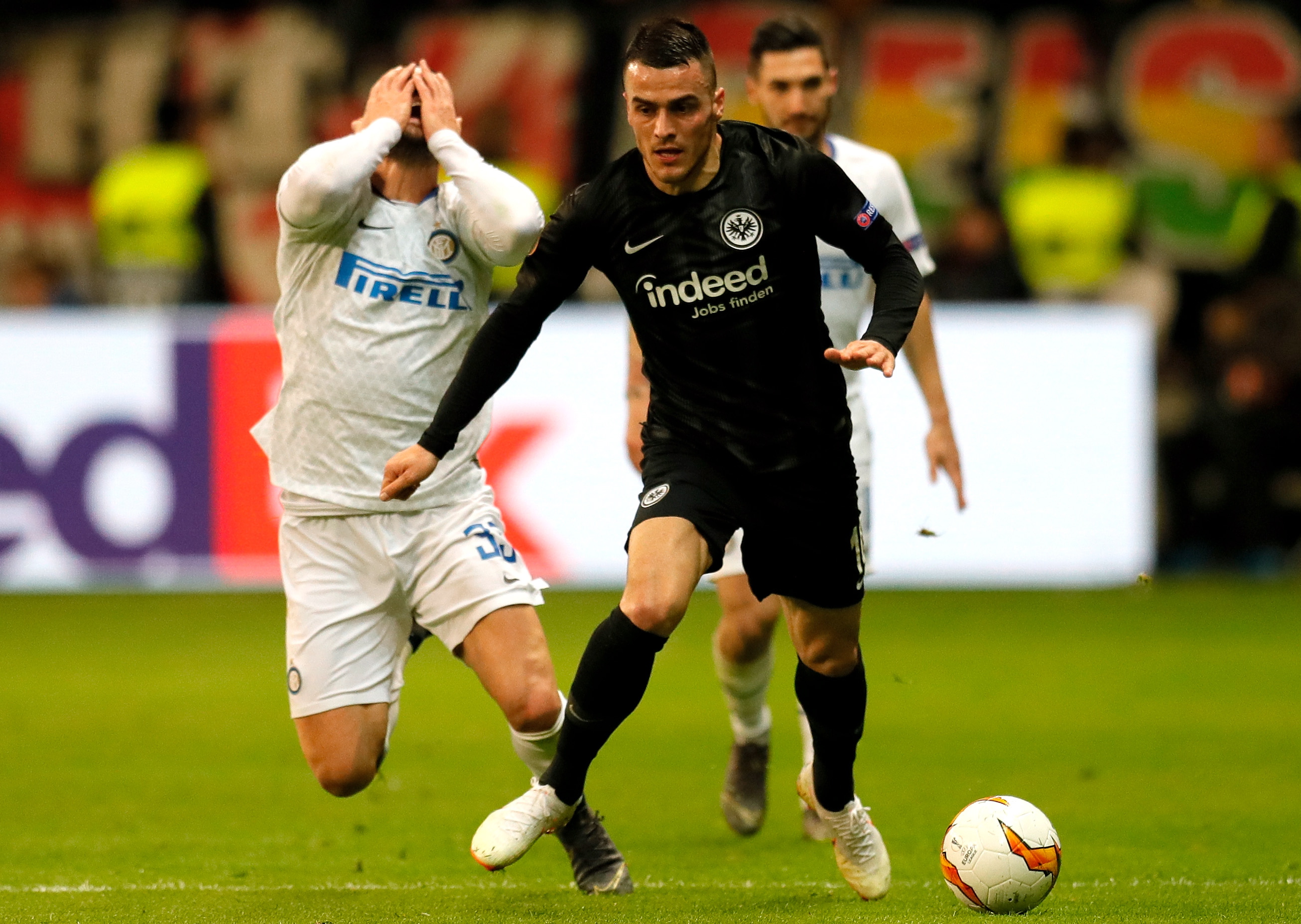 各国足球队在比赛中拼尽全力