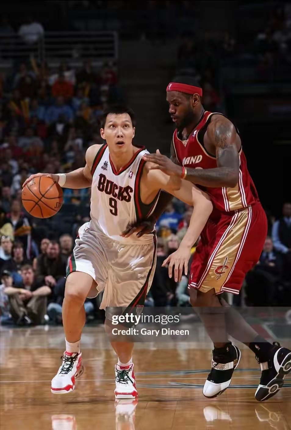 76人完胜深圳队，易建联扛起全队