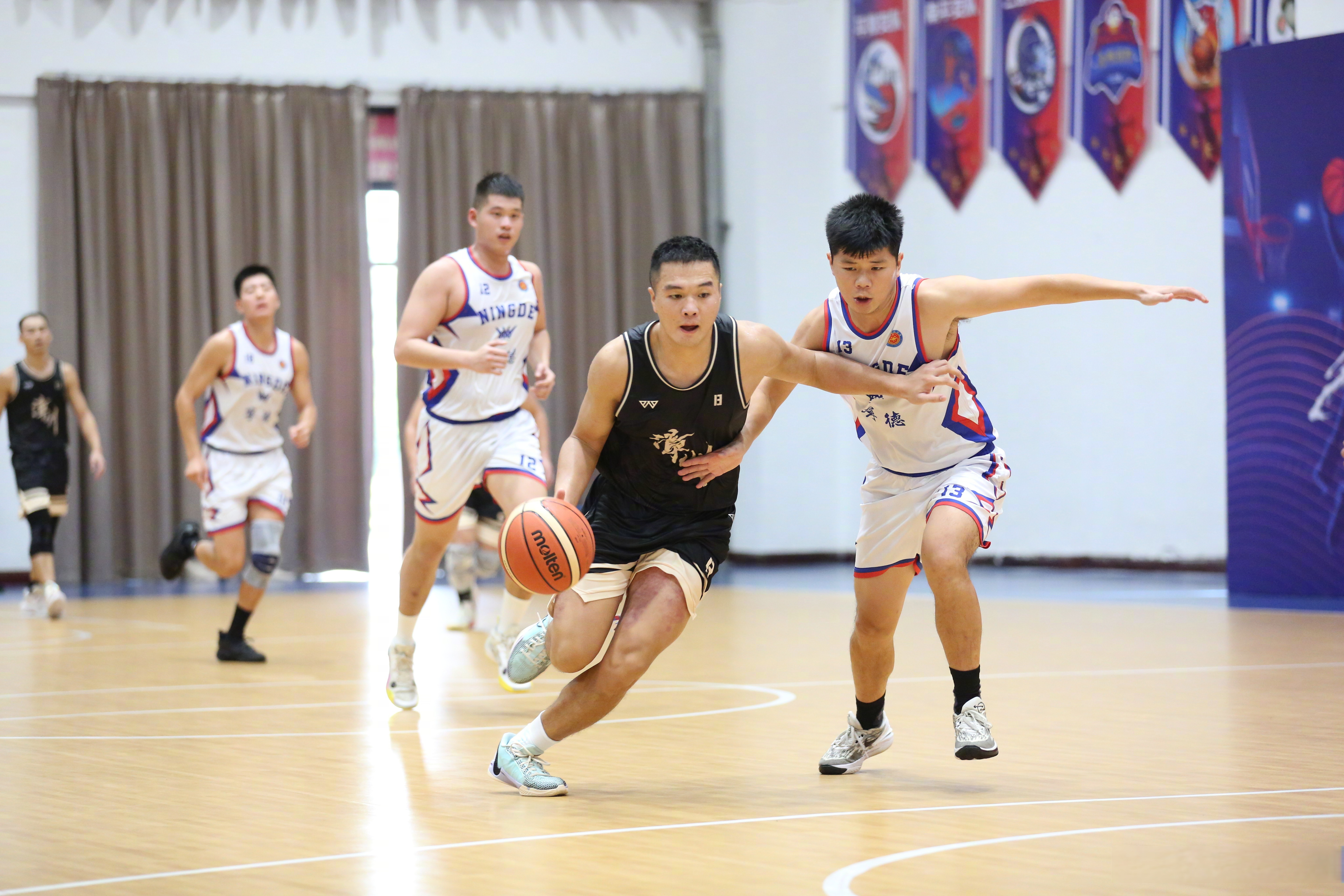 中国篮球联赛中球队经历严格的比赛备战