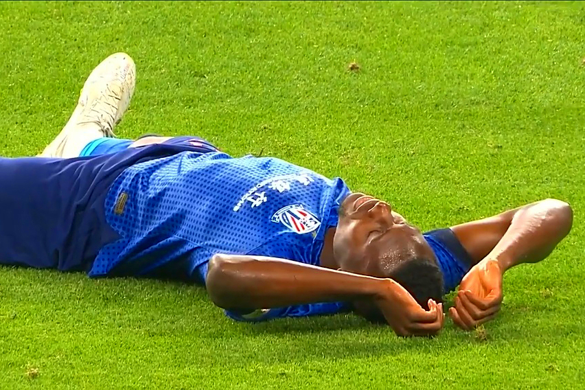 包含足球比赛中面对困难，球员们展现顽强的意志的词条