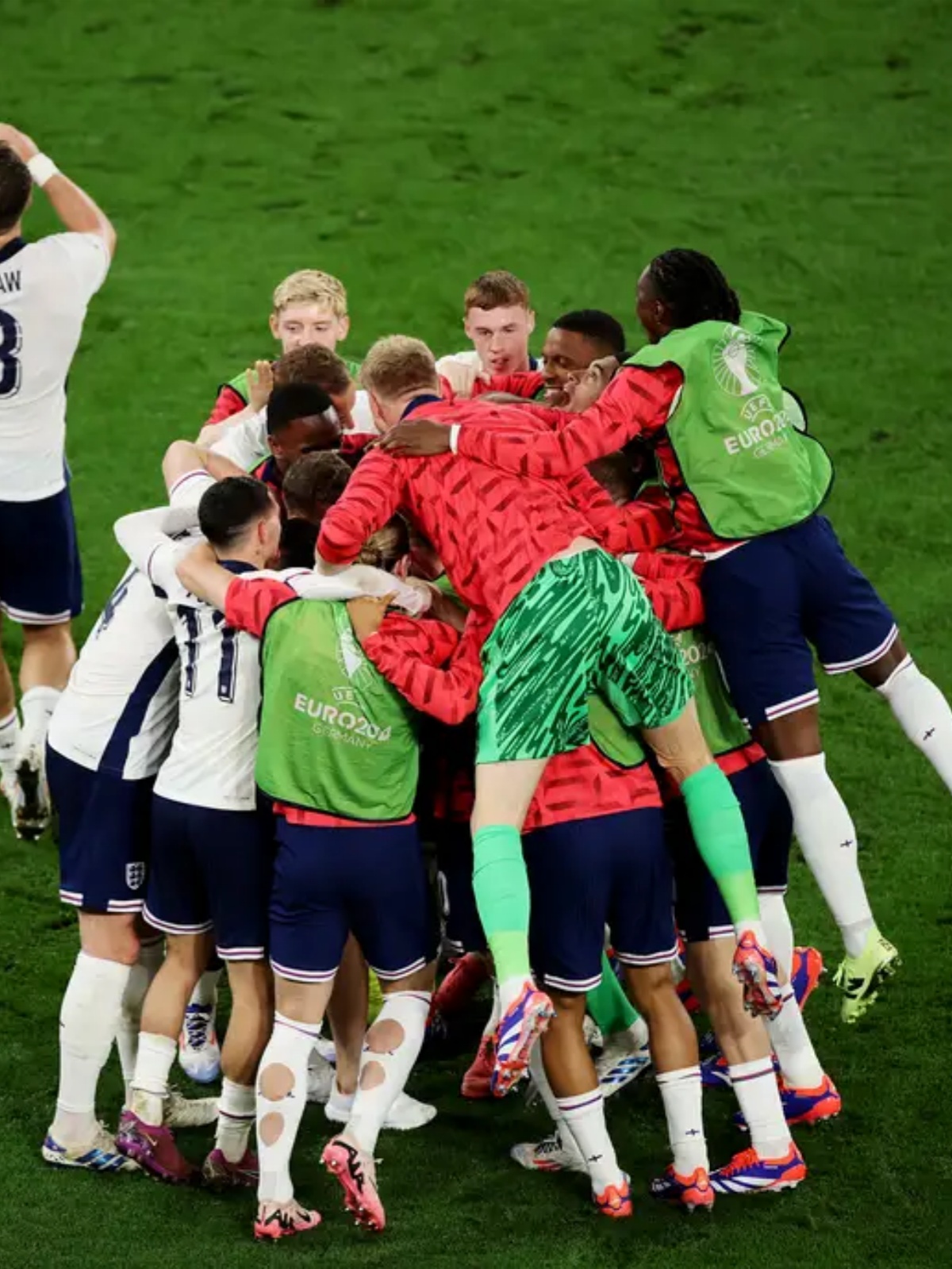 欧洲足球赛事上演激情碰撞,各队角逐白热化的简单介绍 欧洲足球赛事上演激情碰撞,各队角逐白热化的简单介绍