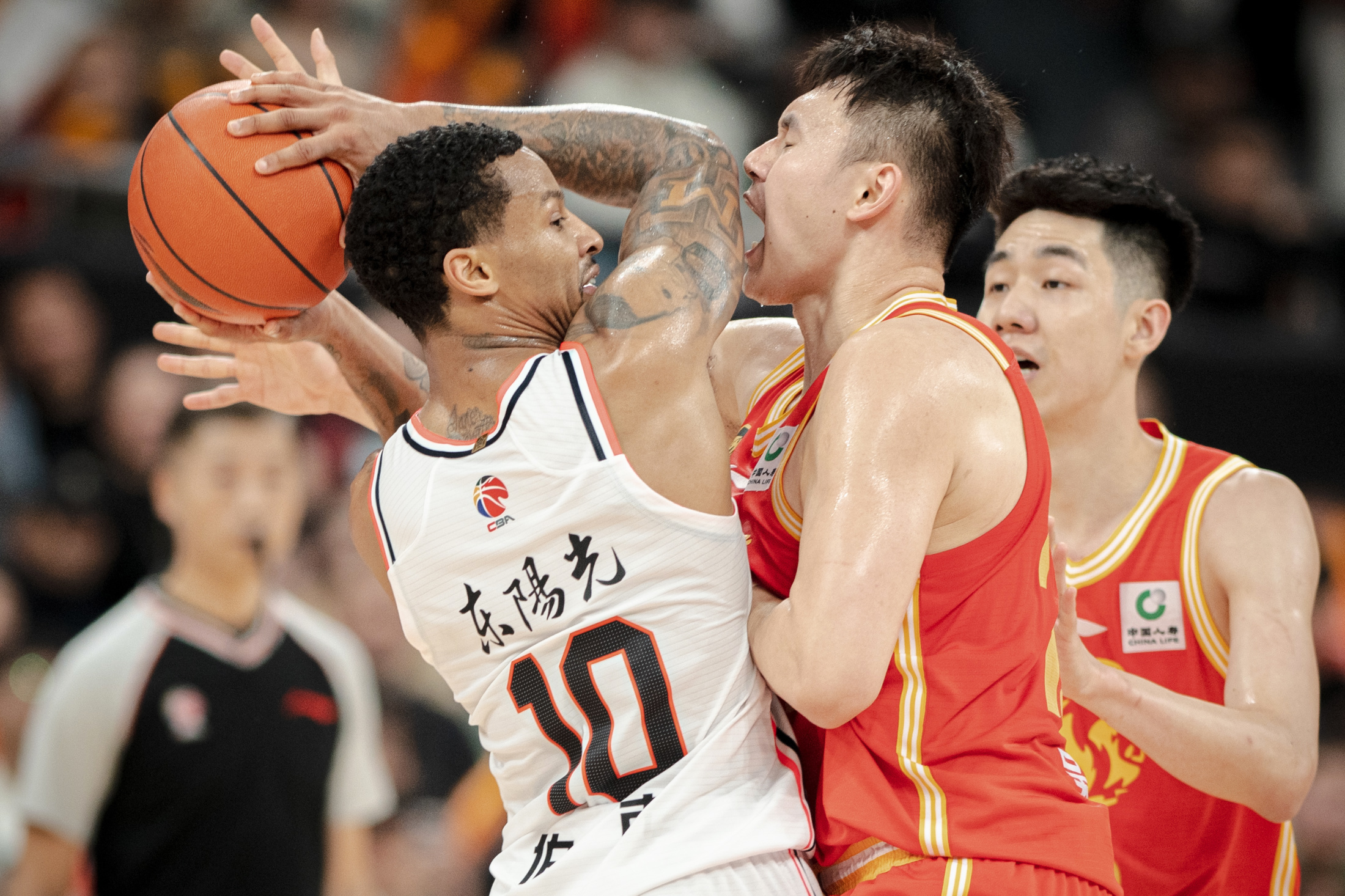 球场之战：两支实力强劲的球队将在场上交锋的简单介绍