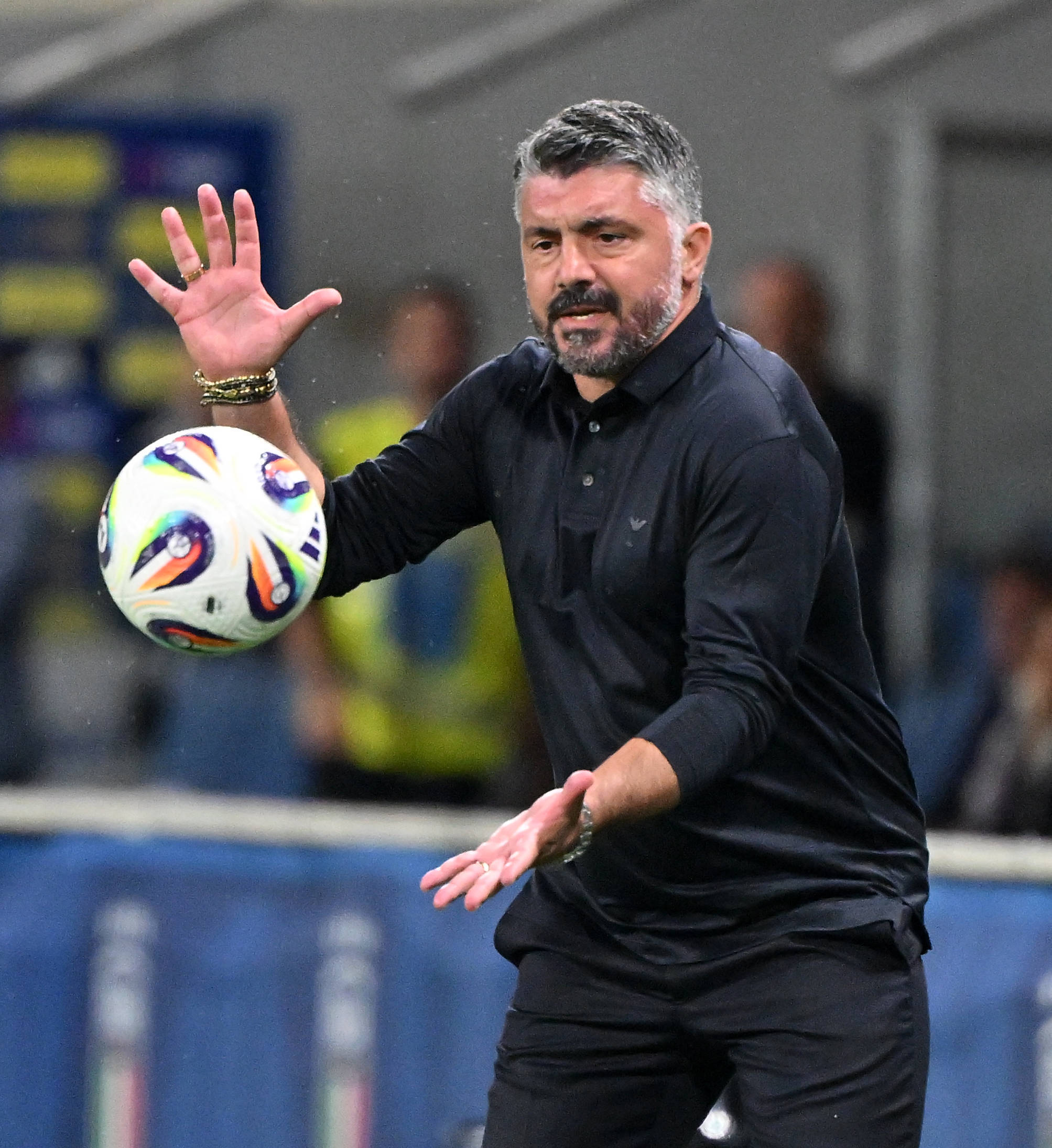 包含意大利足球场上的纷争不断升级的词条