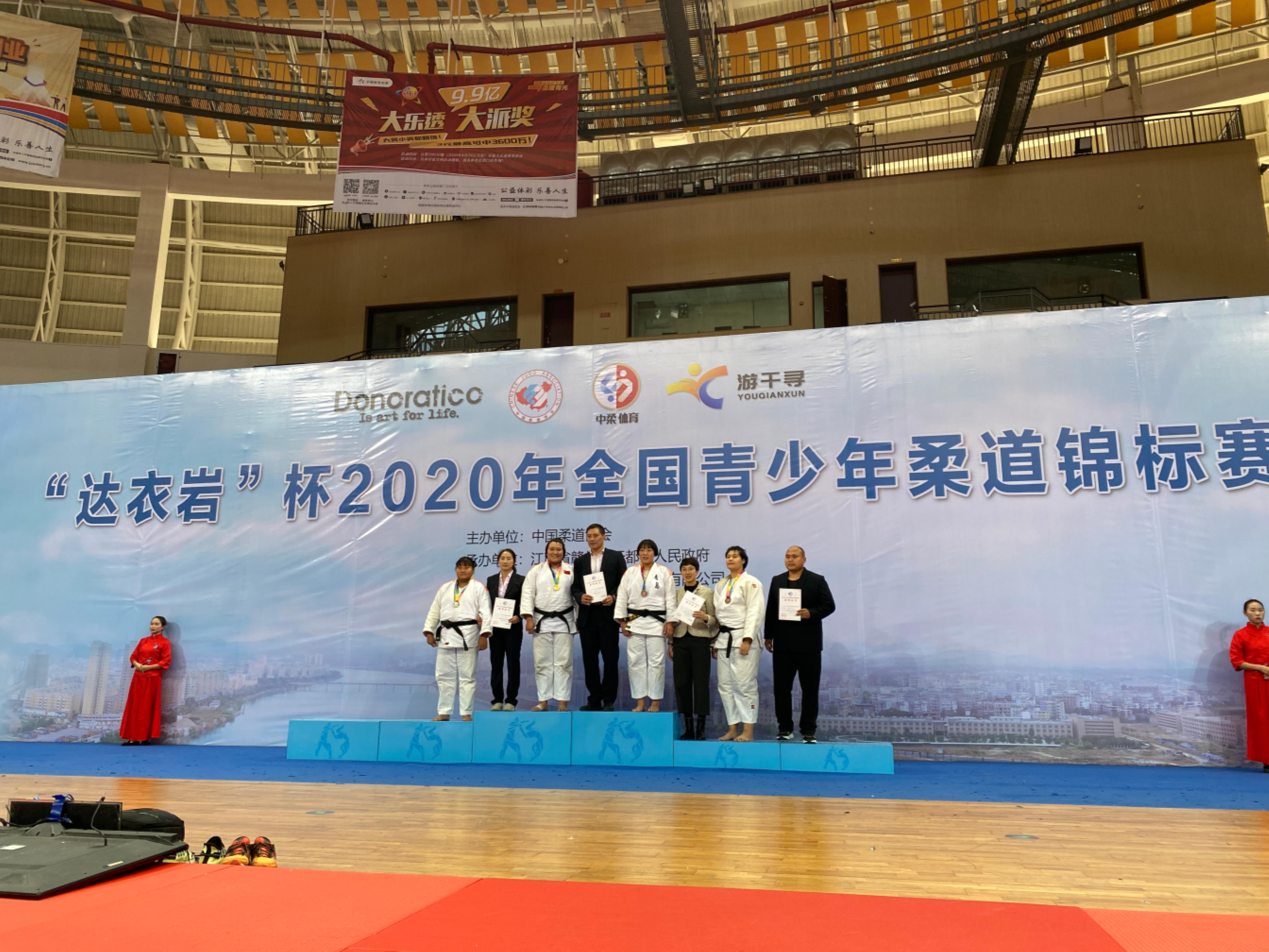 柔道选手精湛技艺，英勇夺冠