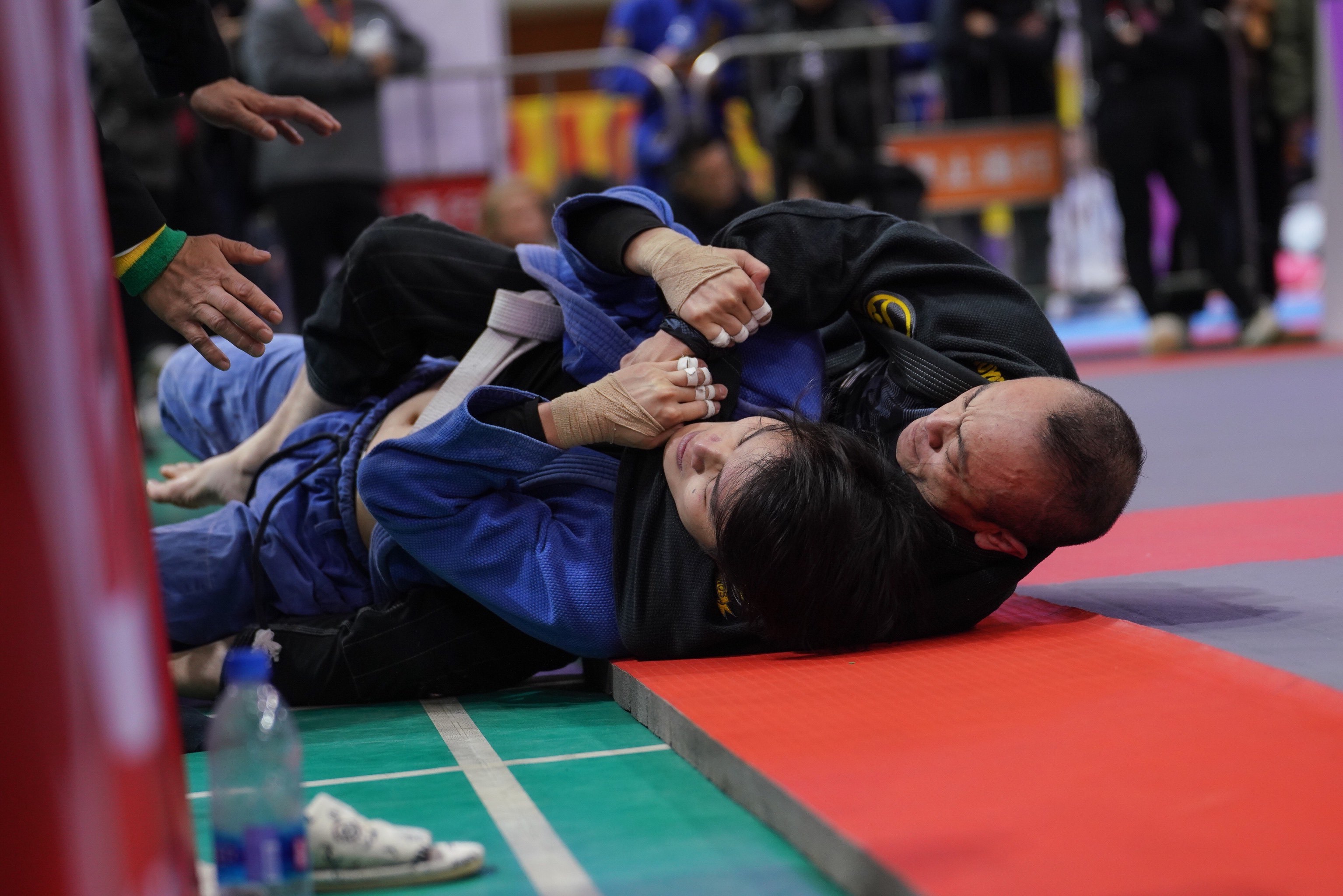 包含强势夺冠：柔道选手横扫群雄的词条