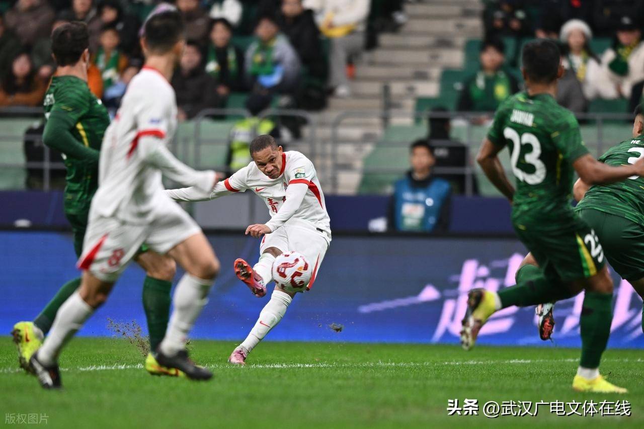 包含北京国安队员奋力拼搏，锁定三分的词条