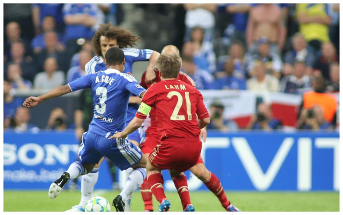 包含弗赖堡客场一球小胜，稳定中游位置的词条