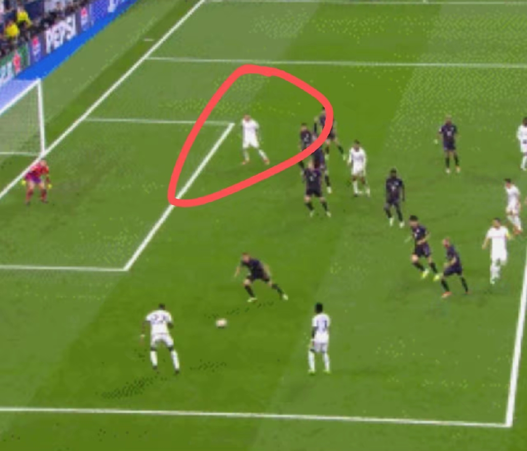 包含皇马凭借进球险胜，晋级关键一步的词条