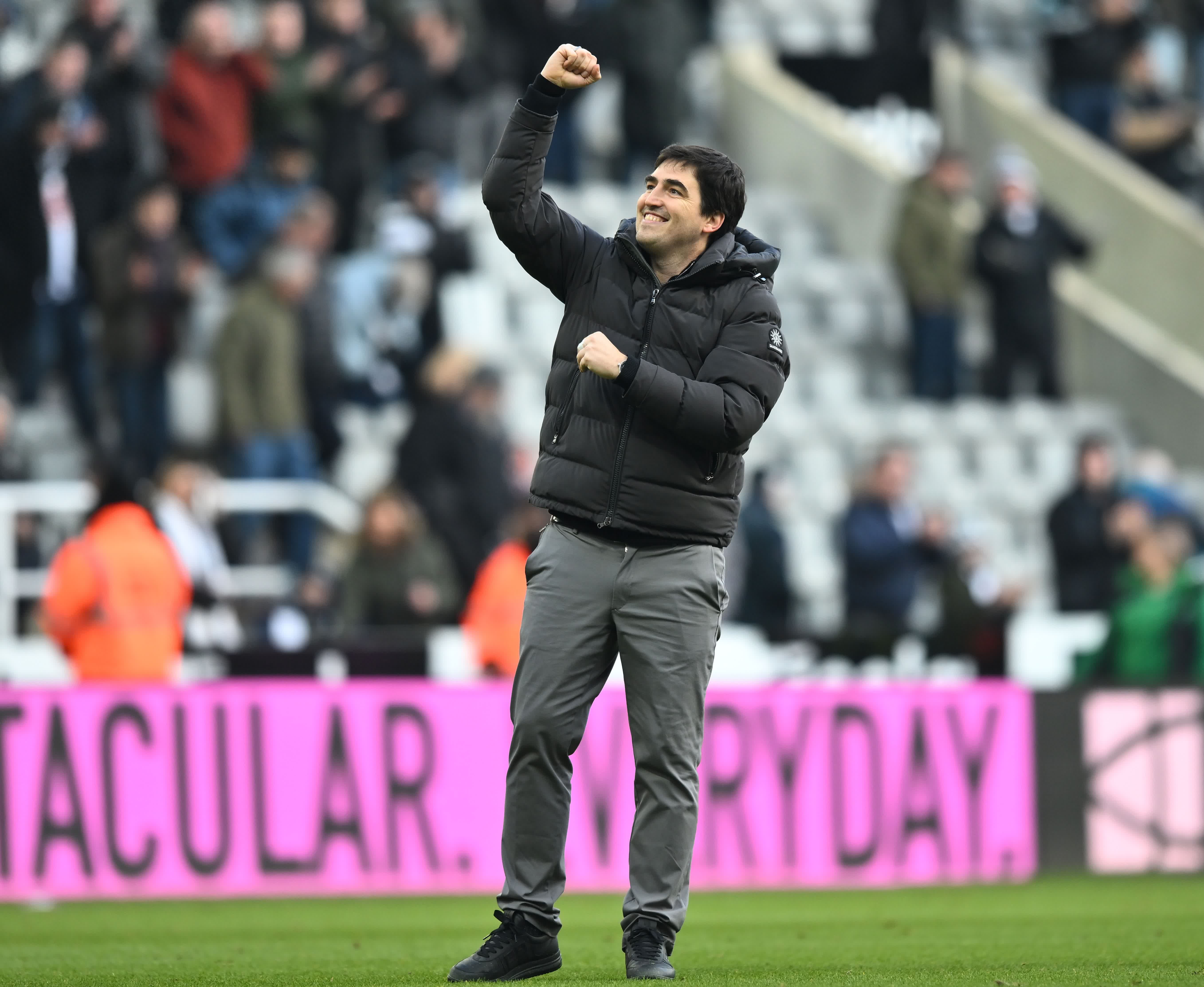 关于伯恩茅斯客场大胜，实现三连胜的信息