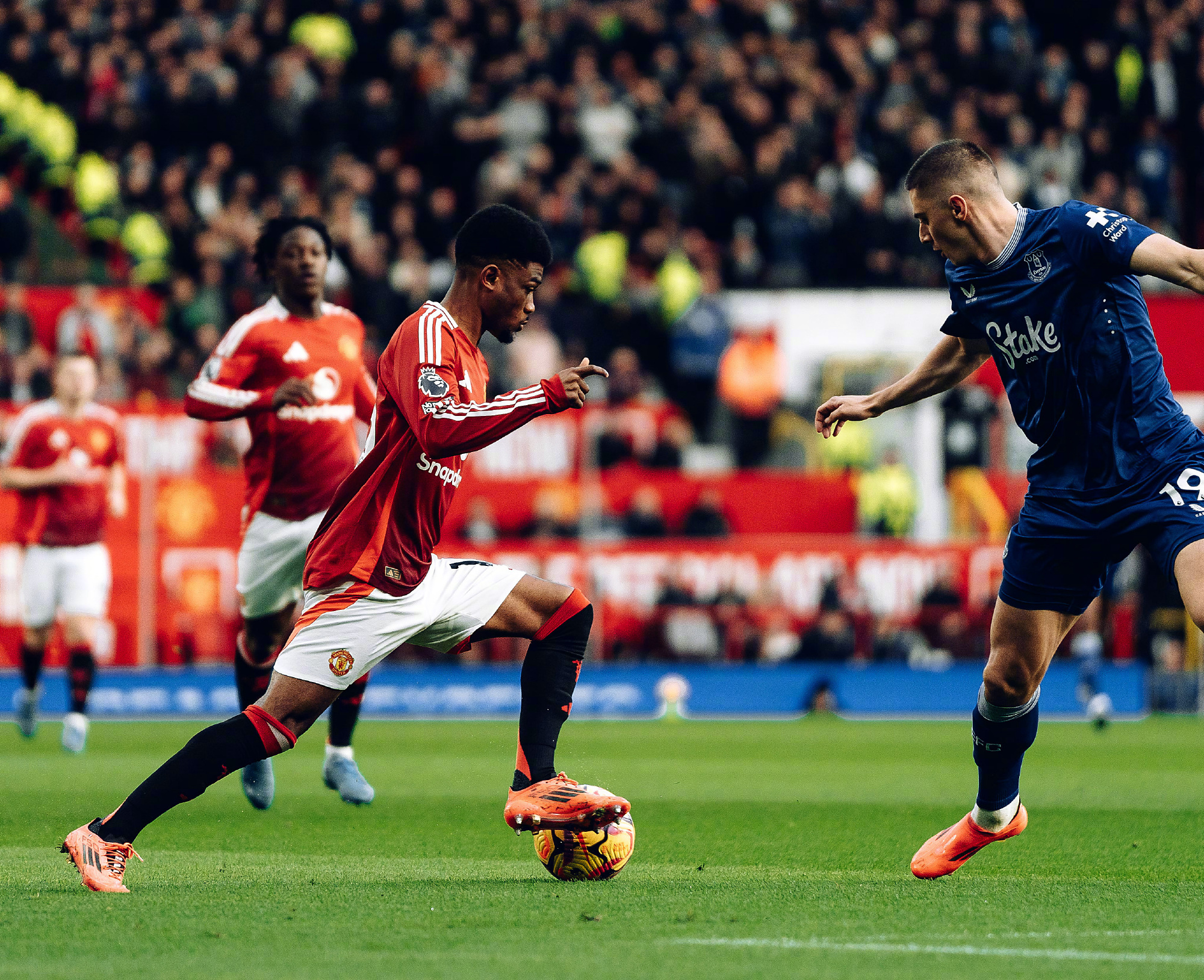 曼联客场告捷，取得三分宝贵胜利的简单介绍