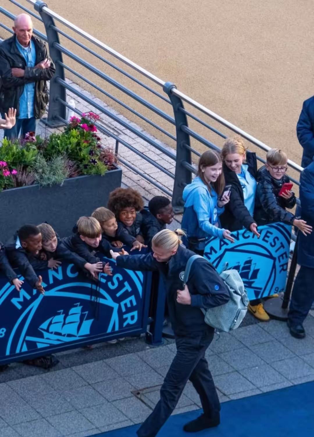 斯特林传射建功，英超豪门曼城继续领跑积分榜