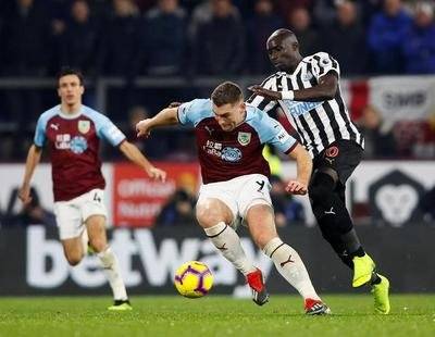 关于诺维奇主场击败伯恩利，领跑保级争夺战的信息