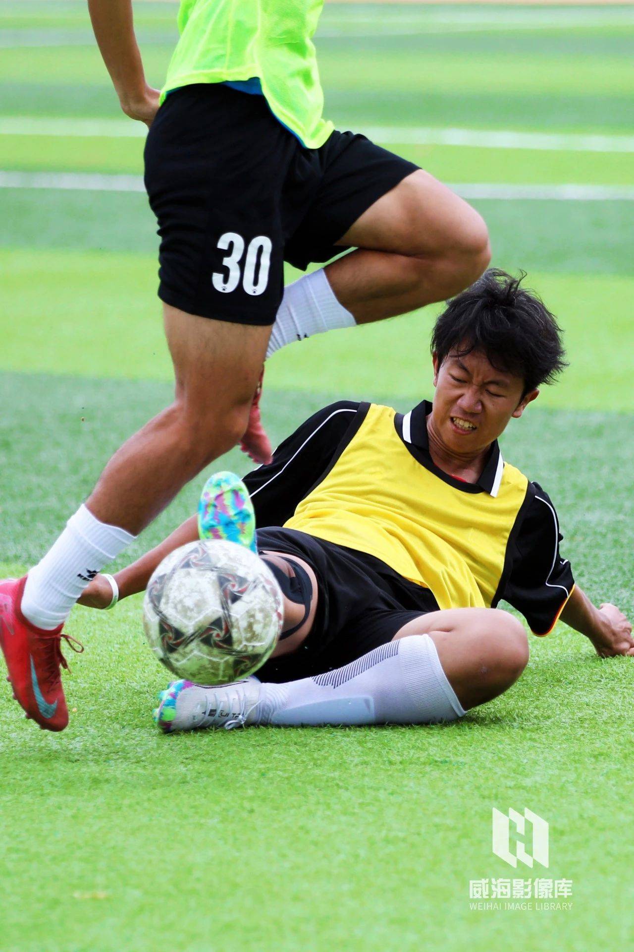 火爆足球场：壮观比赛背后的故事让人动容的简单介绍