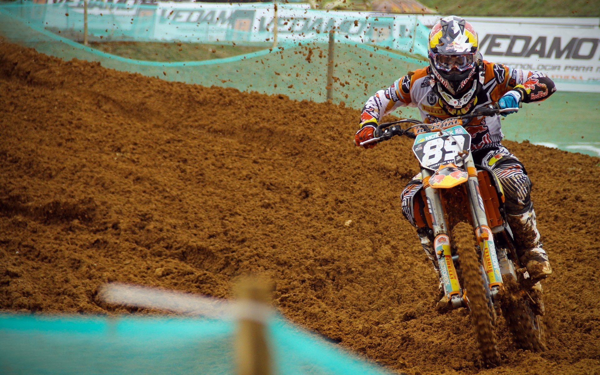 赛道与球场,当F1引擎轰鸣遇见字母哥的末节统治