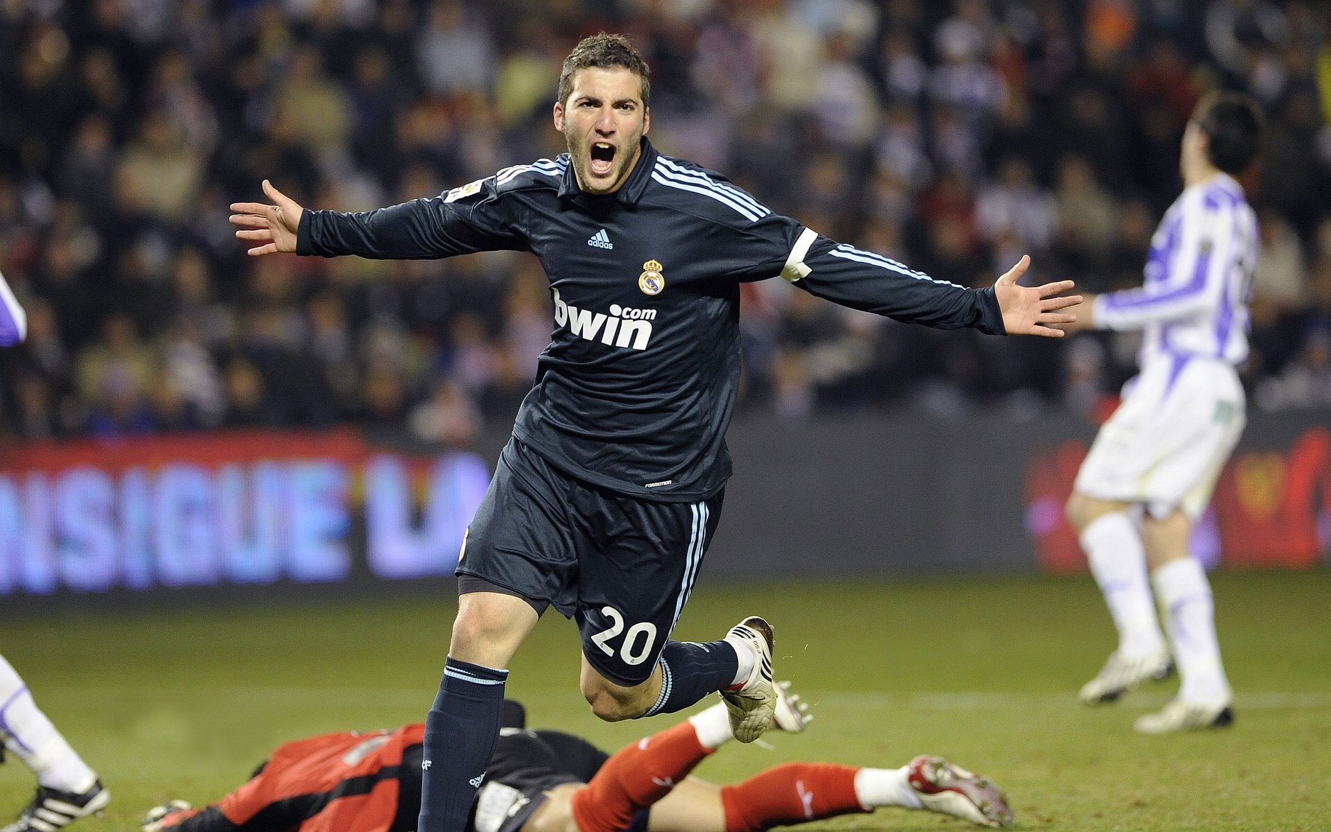 戈麦斯攻防统治之夜,阿根廷火力如何全面压制巴萨体系